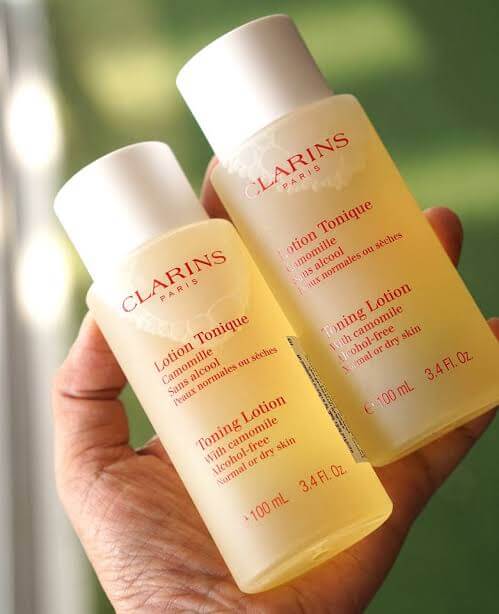 CLARINS Lotion Tonique Toning Lotion With Camomile Alcohol-Free Normal or Dry Skin 50 ml.  ปรับสภาพผิวเพื่อรับการบำรุงต่อไป กับ Toning Lotion With Camomile Alcohol Free สำหรับผิวธรรมดา/ผิวแห้ง สูตร Bioecolia รักษาความชุ่มชื่นให้สมดุลตามธรรมชาติ ด้วยส่วนผสมของสมุนไพรธรรมชาติอย่าง Alpine Herbs, Linden และ Camomile ที่อุดมไปด้วยวิตามิน B และ E  ให้ผิวนุ่ม ชุ่มชื่น คืนความสดชื่น ฟื้นฟูผิวให้มีสุขภาพดีขึ้น เมื่อผิวชุ่มชื่นอย่างเต็มที่ ครีมบำรุงผิวก็จะได้รับการซึมซาบลงสู่ผิวได้ดี เสริมประสิทธิภาพการทำงานของครีมบำรุงผิว เพื่อผลลัพท์ที่สมบูรณ์แบบ