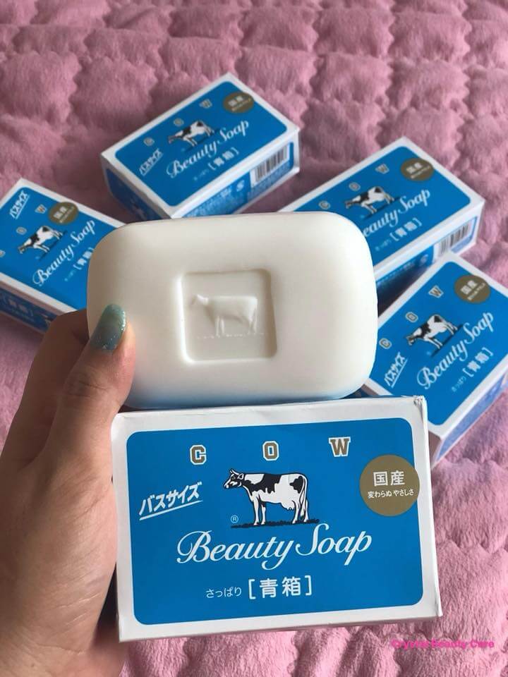 Cow Brand Beauty Soap Refresh สบู่น้ำนมกล่องฟ้ากลิ่นจัสมิน ให้ฟองที่หนาและนุ่มหลังจากล้างสบู่ออกจากร่างกายของคุณผิวของคุณจะรู้สึกสดชื่น กลิ่นหอมของดอกมะลิสด ดีทั้งกับผิวกายและผิวใบหน้าของคุณ 