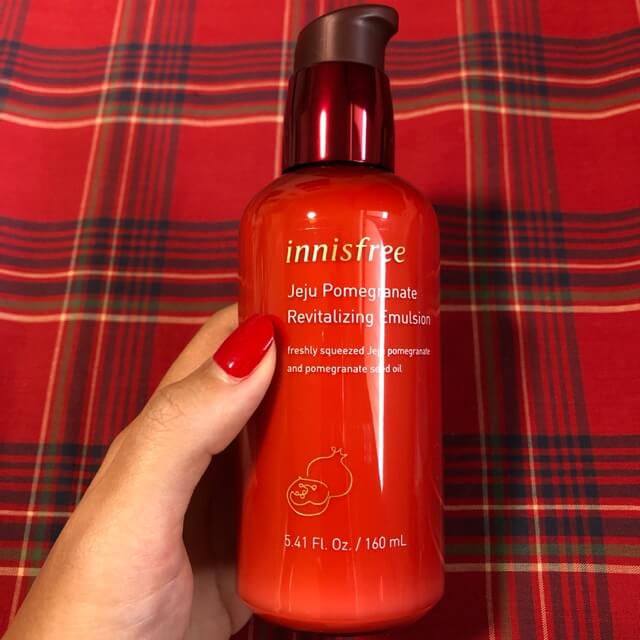 Innisfree Jeju Pomegranate Revitalizing Emulsion 15 ml  สารสกัดจากน้ำทับทิมให้ผิวเปล่งประกายเป็นสองเท่า ด้วยประสิทธิภาพของทับทิมและน้ำมันเมล็ดทับทิมจากเชจู   แก้ไขและป้องกันสัญญาณของริ้วรอยก่อนวัย กักเก็บความชุ่มชื้นของน้ำ ให้ผิวชุ่มชื่นพร้อมปรับสมดุลระดับน้ำและน้ำมันของผิว