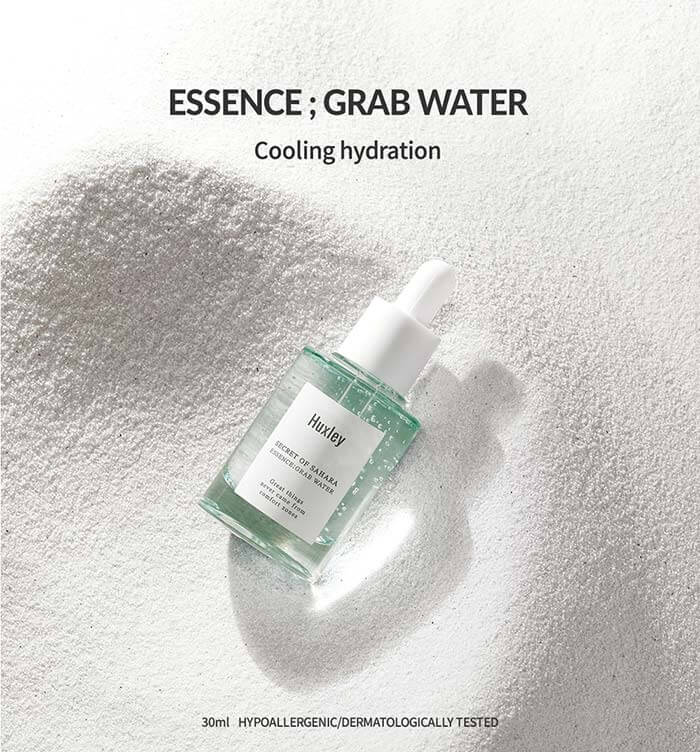 Huxley Essence Grab Water 5 ml เอสเซนส์สูตรน้ำบำรุงผิวหน้าเนื้อเจลสีฟ้าใส ผสานน้ำมันเมล็ดพริคลี่ย์ แพร์ และสารสกัดจากต้นกระบองเพชร บรรเทาและช่วยลดอาการระคายเคืองให้ผิวเย็นสบายด้วยสารสกัดจากเปปเปอร์มินต์ พร้อมเพิ่มความชุ่มชื่นให้กับผิวทันที เพื่อผิวที่นุ่มและสดชื่น