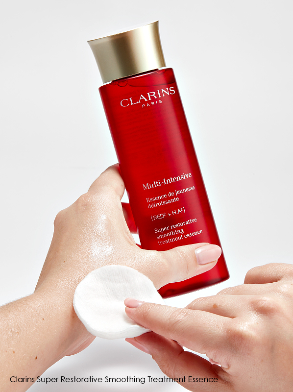 Clarins Multi Intensive Super Restorative Treatment Essence Smoothness โลชั่นบำรุงผิวกลางคืน ลดเลือนริ้วรอยแห่งวัย ด้วยเนื้อสัมผัสที่เข้มข้น สดชื่น และทรงประสิทธิภาพ ซึมซาบลงบนผิวได้อย่างสมบูรณ์แบบ